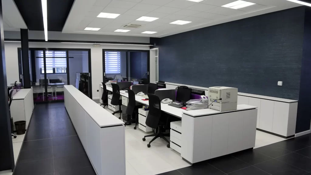 LED Panel và Máng đén phản quang : Sự khác biệt và ứng dụng trong chiếu sáng văn phòng